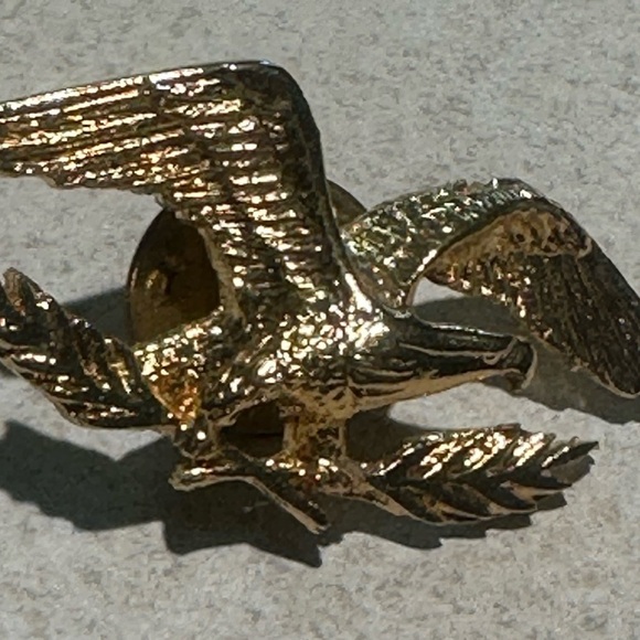 FIRST AMERICAN TITLE INSURANCE Six lapel/ hat pins. Perfect for collectors. - Picture 3 of 8